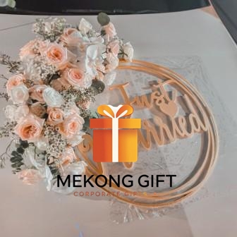 Nhận trang trí xe hoa mercedes bằng hoa tươi tận nơi giá rẻ tại Tphcm